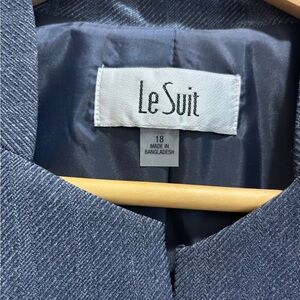 Le Suit Women's Elegant Gray Suit